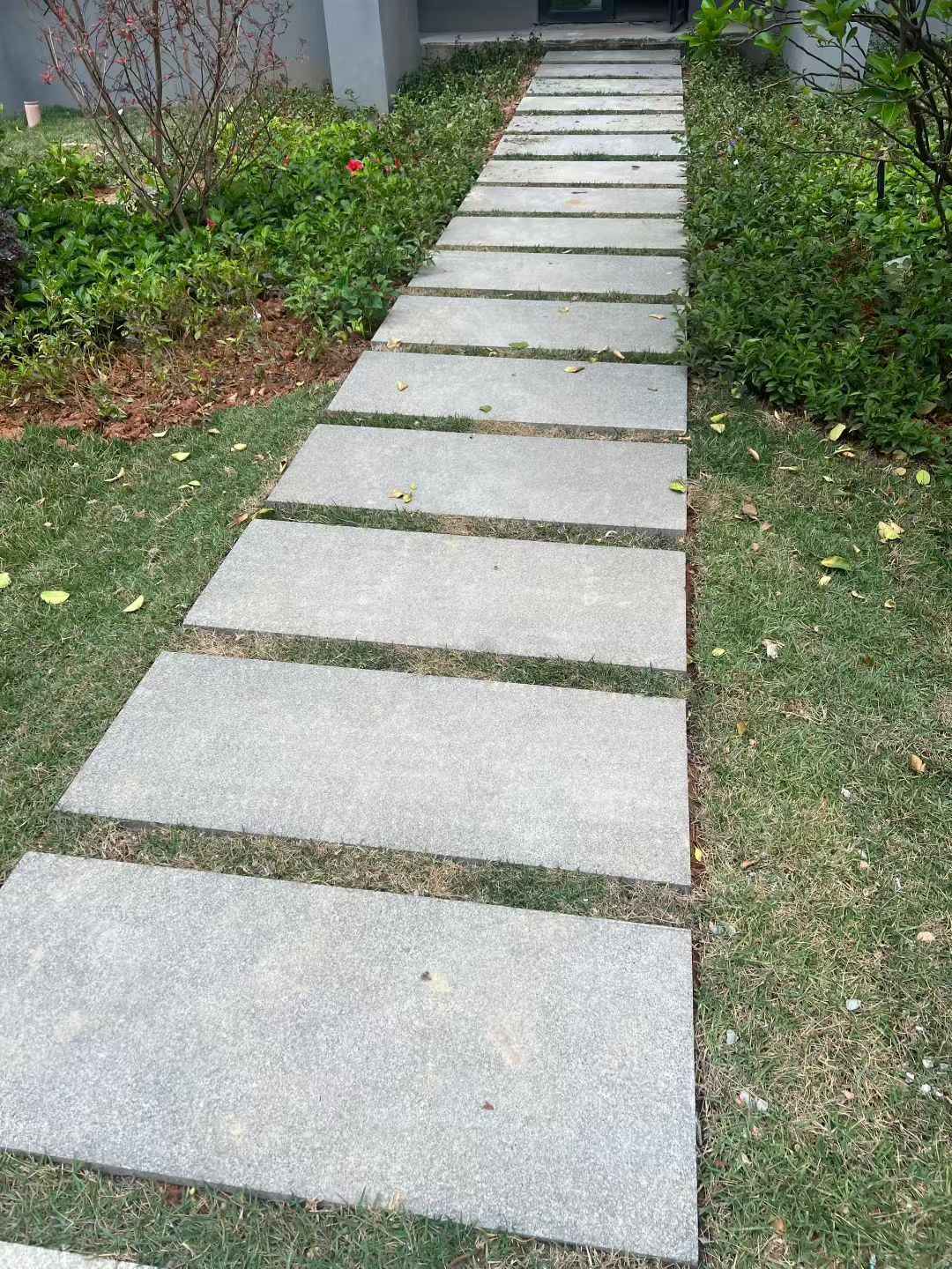 玉林 芝麻黑小区踏步、汀步石铺装效果