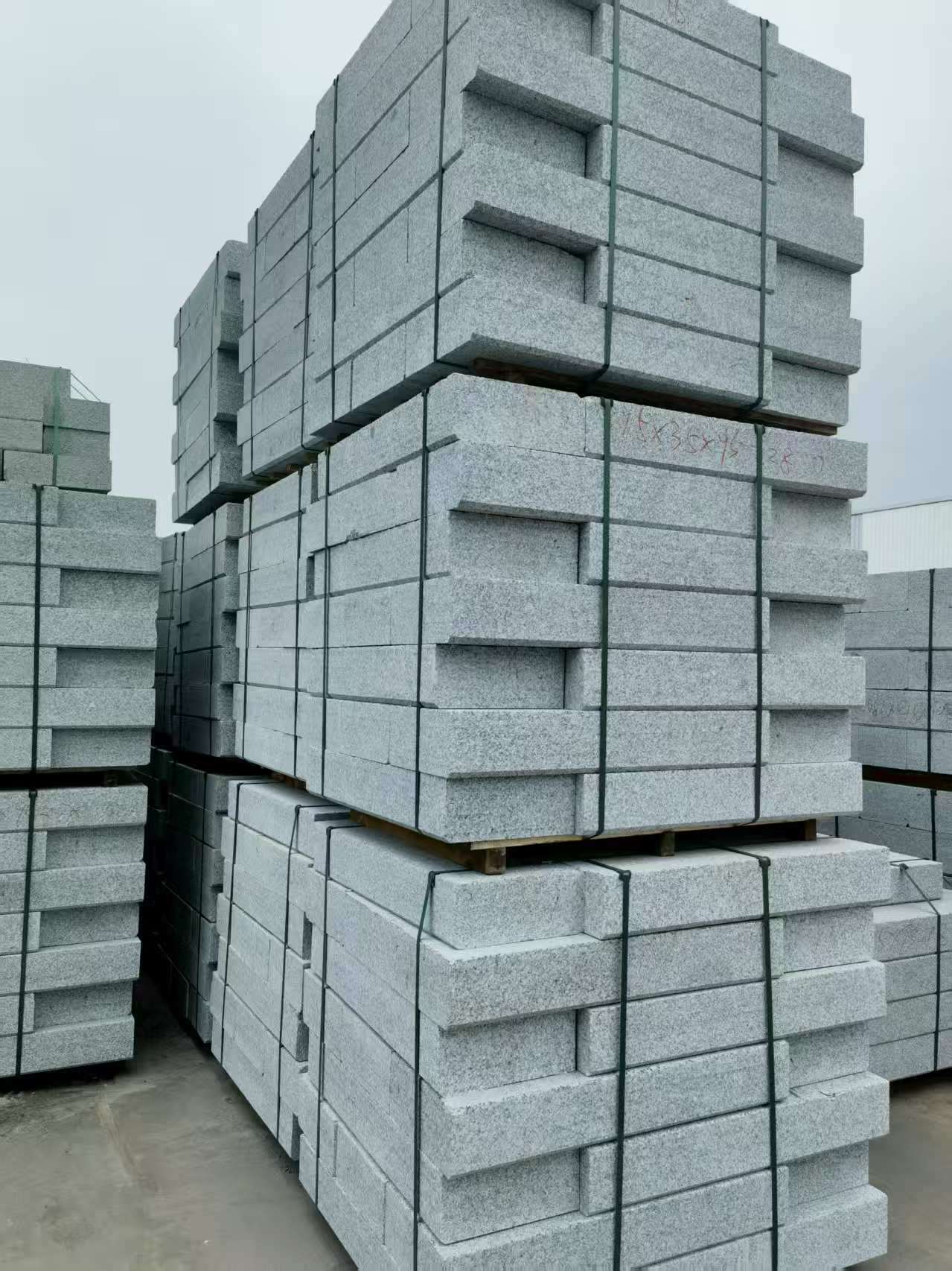 玉林 路沿石，板板正正的路沿石