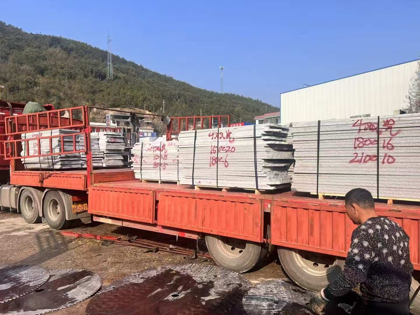 玉林 芝麻灰花岗岩光面毛板出货日常